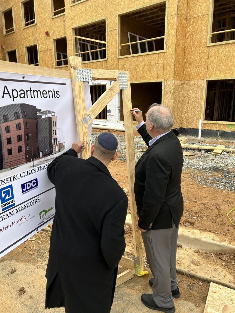 Image for the Tweet beginning: Signing the beam and celebrating